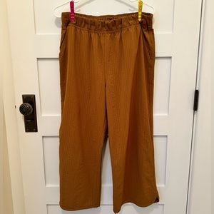 Title Nine Staycation 2.0 cropped pants- textured women’s medium